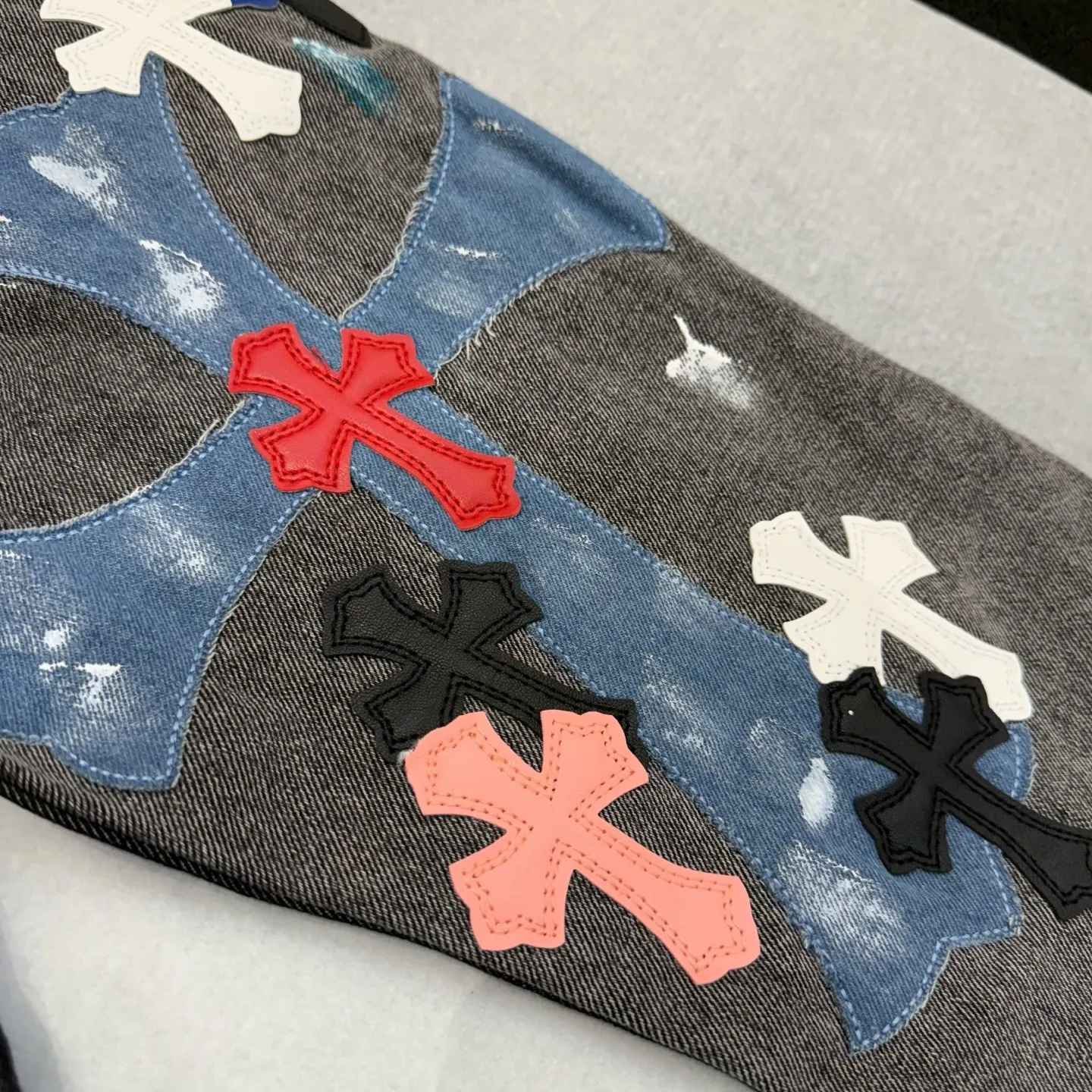 P320 model number: D371 GALLERY DEPT & Chrome hearts, washed gray spliced cross jeans, three-dimensional version, factory precision, original factory quality control, heavy-duty washed pure cotton denim fabric used in the process Size: 28, 30, 32, 34, 36 (S-XXL) Color: splicing Size reference # 28 trouser length 100 waist 72 30 trouser length 102 waist 76 32 pants length 104 waist circumference 80 34 pants length 106 waist circumference 84 36 pants length 108 waist circumference 88